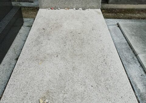 La tombe de Claudine Auger au cimetière du Montparnasse, où elle repose sous le nom de Claudine Esther Brent