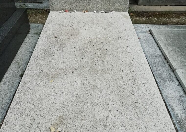 La tombe de Claudine Auger au cimetière du Montparnasse, où elle repose sous le nom de Claudine Esther Brent