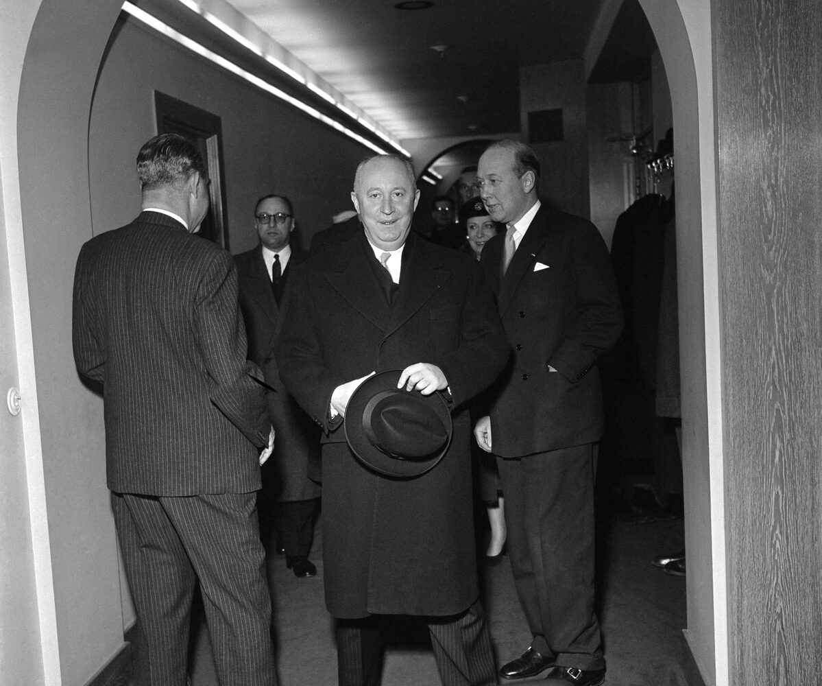 Christian Dior en visite au grand magasin NK de Stockholm, en février 1957