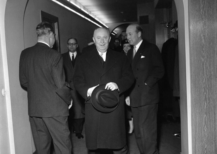 Christian Dior en visite au grand magasin NK de Stockholm, en février 1957