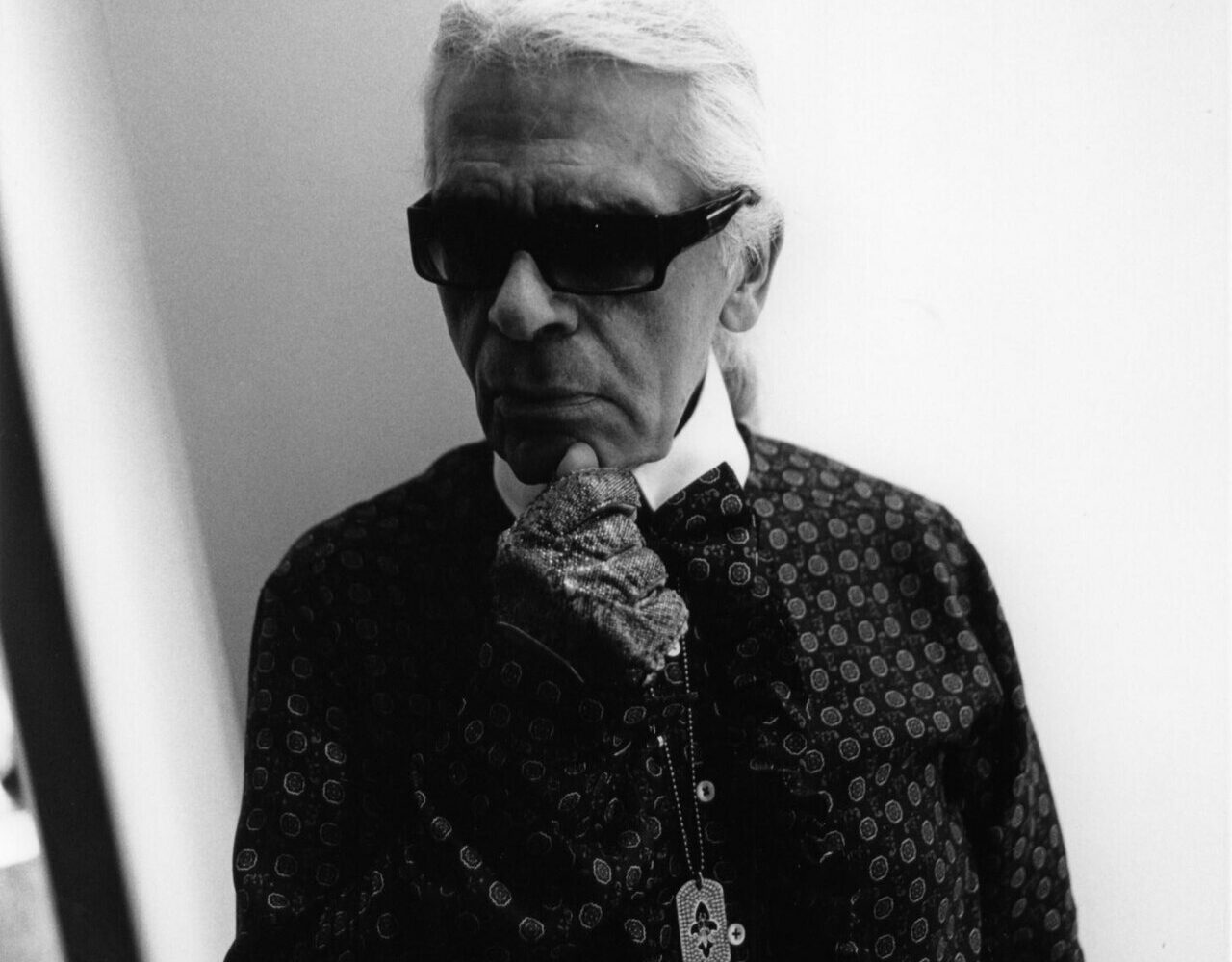 Portrait en noir et blanc de Karl Lagerfeld, lunettes noires, à New York en 1991