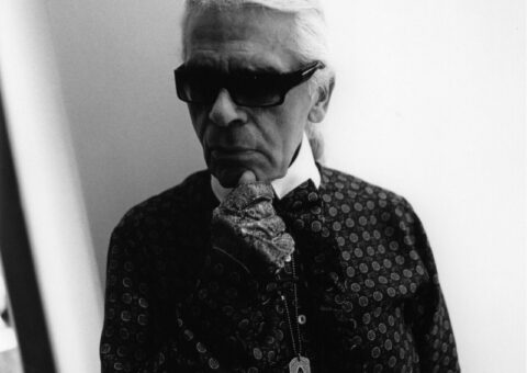 Portrait en noir et blanc de Karl Lagerfeld, lunettes noires, à New York en 1991