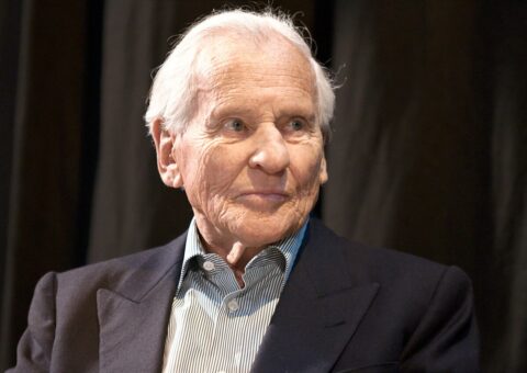 Jean d'Ormesson souriant au Salon du livre de Paris, le 29 mars 2010