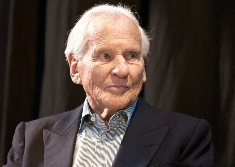 Jean d'Ormesson souriant au Salon du livre de Paris, le 29 mars 2010