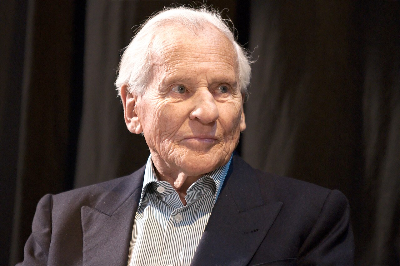 Jean d'Ormesson souriant au Salon du livre de Paris, le 29 mars 2010