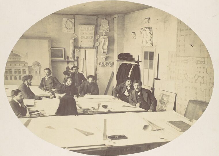 Charles Garnier et son équipe dans l'agence de dessin de l'Opéra, photographiés par Louis-Émile Durandelle vers 1870