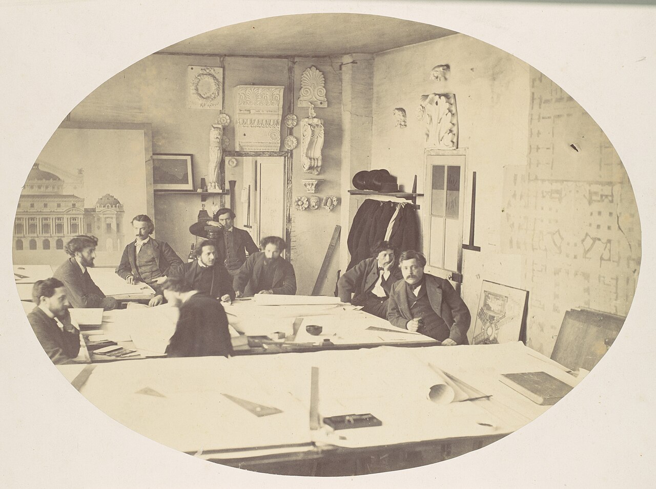 Charles Garnier et son équipe dans l'agence de dessin de l'Opéra, photographiés par Louis-Émile Durandelle vers 1870