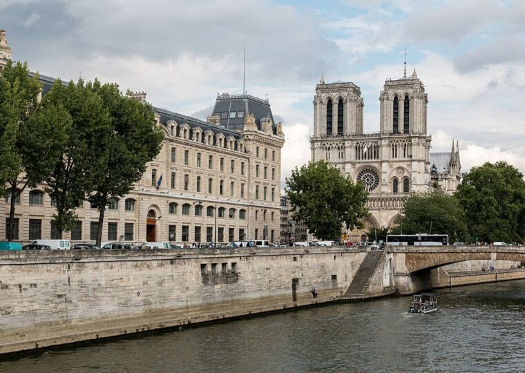 Notre-Dame de Paris et sa flèche vues depuis les quais de Seine avant l'incendie de 2019