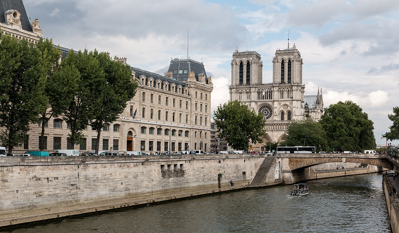 Notre-Dame de Paris et sa flèche vues depuis les quais de Seine avant l'incendie de 2019