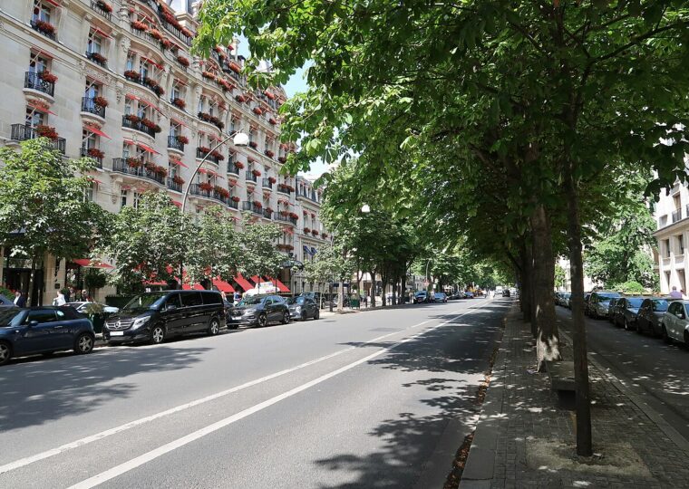 L'avenue Montaigne à Paris, où Jacquemus a ouvert sa première boutique