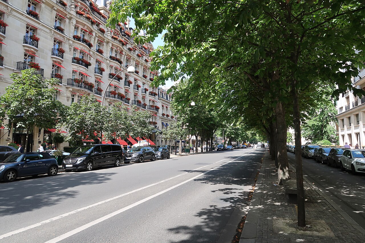 L'avenue Montaigne à Paris, où Jacquemus a ouvert sa première boutique