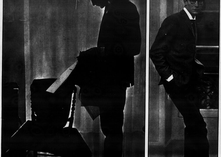 Yves Saint Laurent dans son studio parisien, 1961