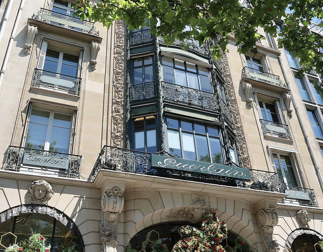 La façade Guerlain, 68 avenue des Champs-Élysées à Paris