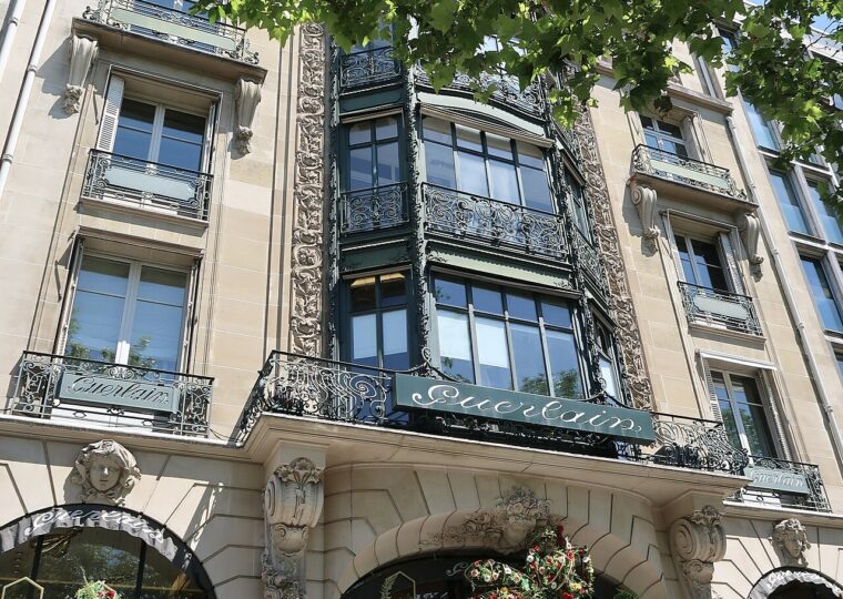 La façade Guerlain, 68 avenue des Champs-Élysées à Paris