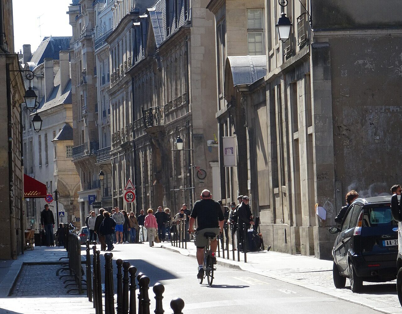 La rue des Francs-Bourgeois dans le Marais, quartier des boutiques Maje