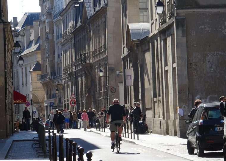 La rue des Francs-Bourgeois dans le Marais, quartier des boutiques Maje