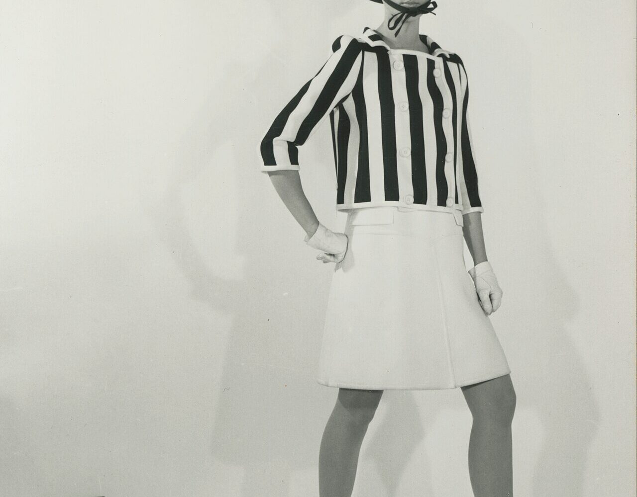 Un ensemble d'André Courrèges de 1965, silhouette de l'ère spatiale