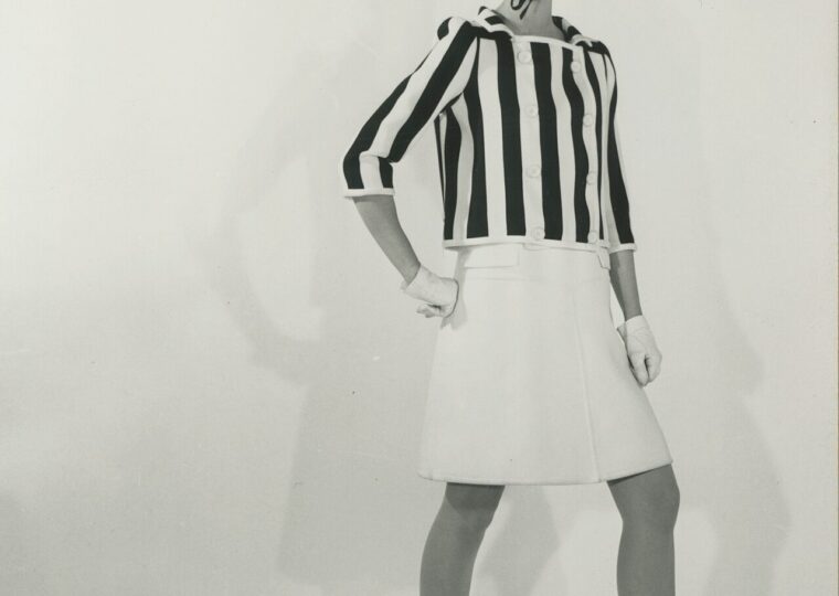 Un ensemble d'André Courrèges de 1965, silhouette de l'ère spatiale