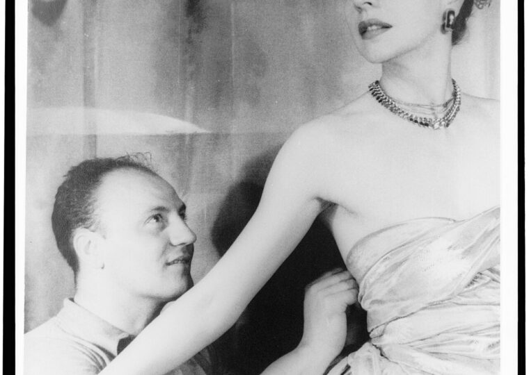 Pierre Balmain travaillant une robe dans son atelier parisien