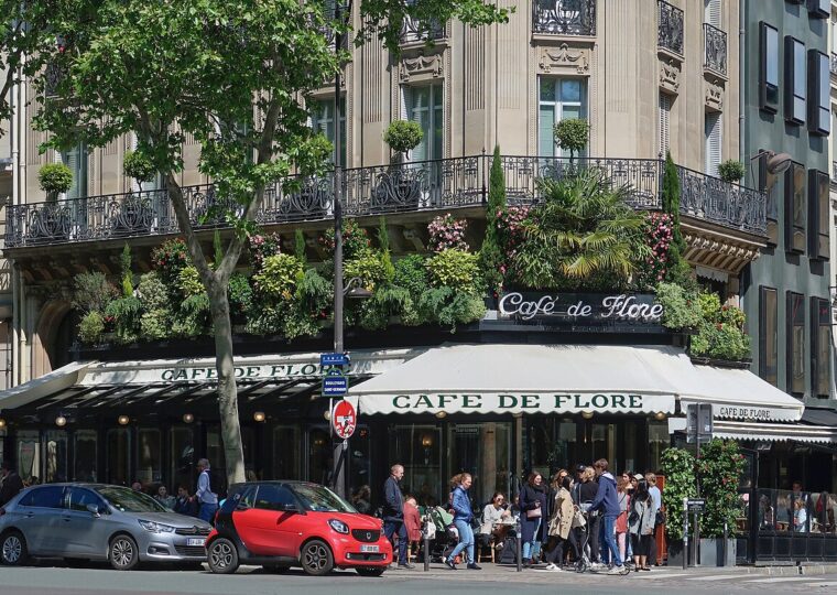 Le Café de Flore, boulevard Saint-Germain, où Chloé présenta sa première collection