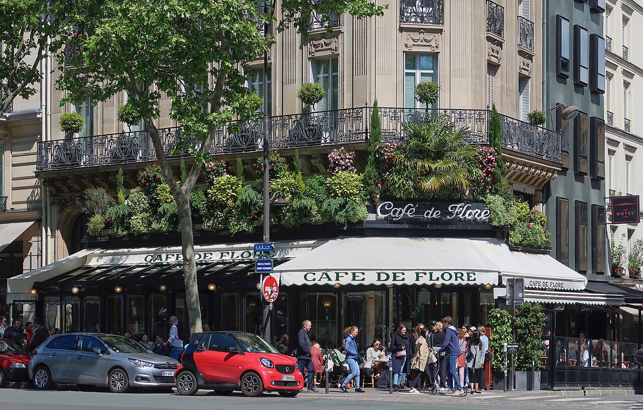 Le Café de Flore, boulevard Saint-Germain, où Chloé présenta sa première collection