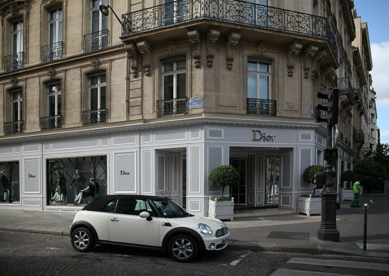 La façade de la maison Dior, 30 avenue Montaigne à Paris