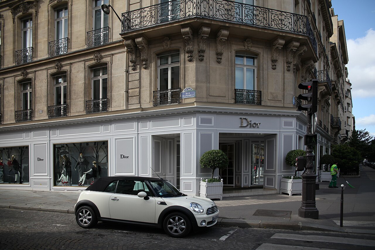 La façade de la maison Dior, 30 avenue Montaigne à Paris