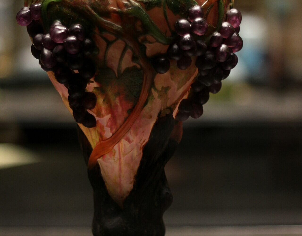 Un vase Daum en pâte de verre, chef-d'œuvre de l'École de Nancy