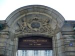 Le fronton sculpté du portail de l'hôtel de Lamoignon, avec l'enseigne de la Bibliothèque historique de la Ville de Paris