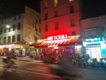 La façade du café Aux Folies, rue de Belleville à Paris