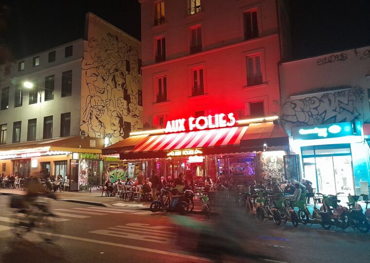 La façade du café Aux Folies, rue de Belleville à Paris