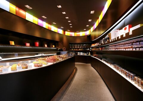 L'intérieur d'une boutique Pierre Hermé à Paris
