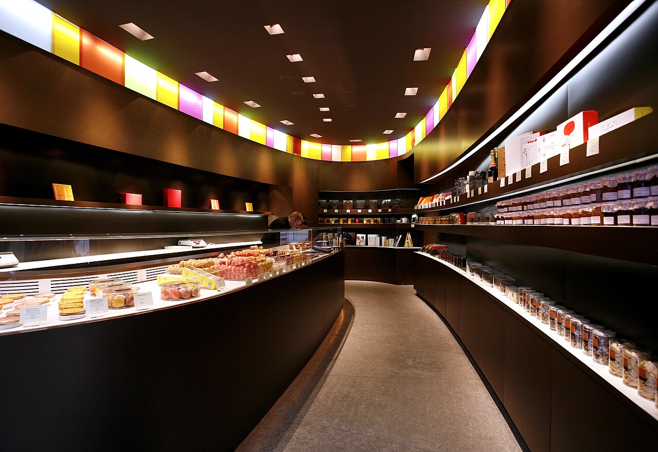 L'intérieur d'une boutique Pierre Hermé à Paris
