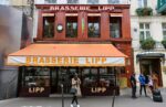 La façade de la brasserie Lipp, boulevard Saint-Germain à Paris