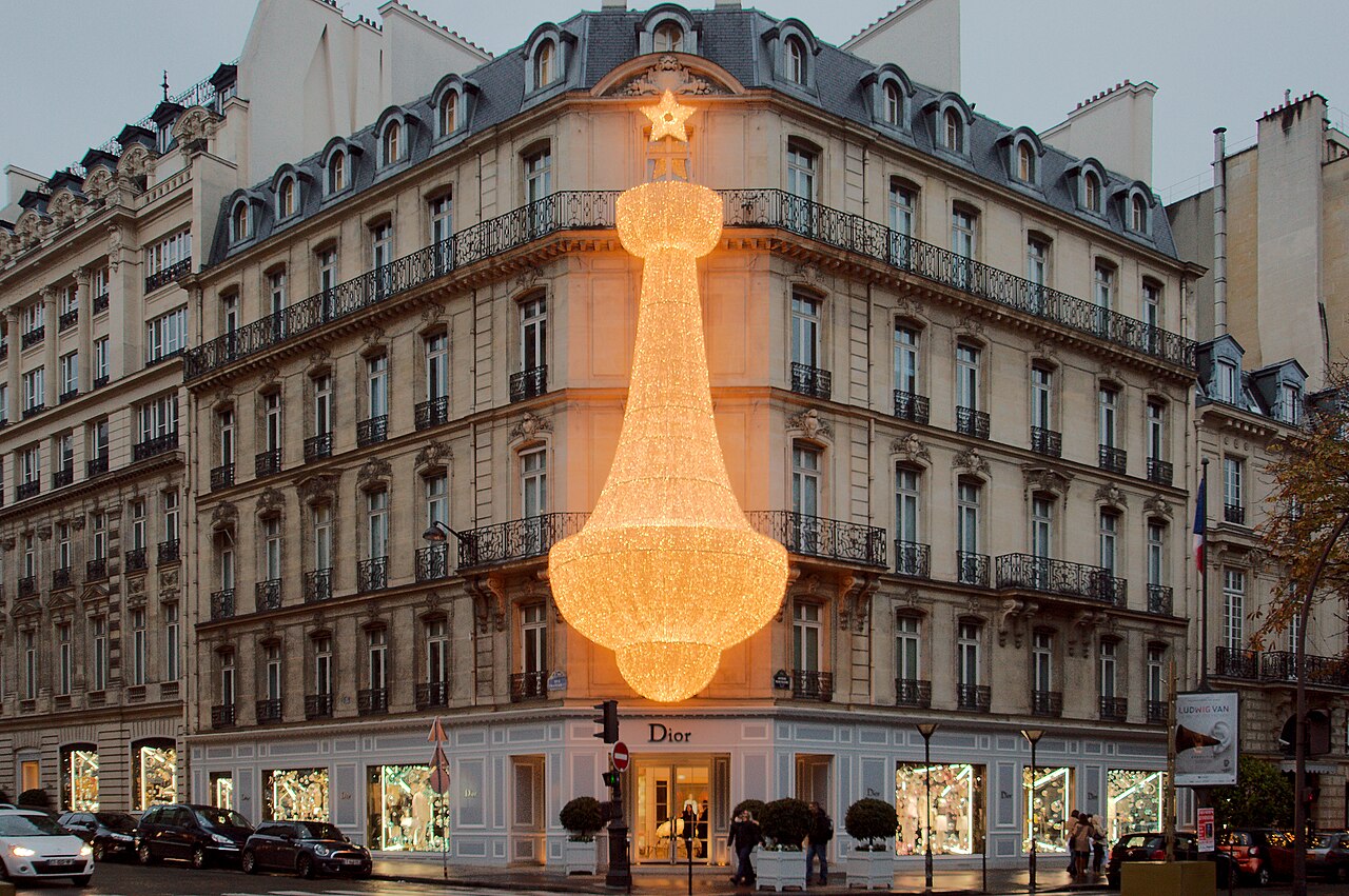 La façade Dior du 30 avenue Montaigne, écrin de la Galerie Dior