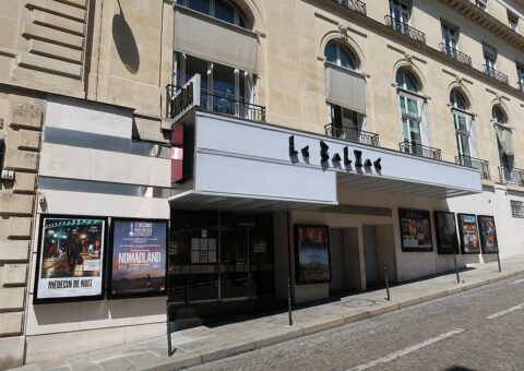Le cinéma Le Balzac, rue Balzac, près des Champs-Élysées
