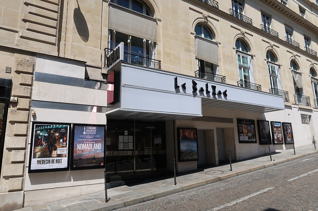 Le cinéma Le Balzac, rue Balzac, près des Champs-Élysées