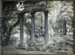 La colonnade de la naumachie du parc Monceau au bord de son bassin, autochrome ancien