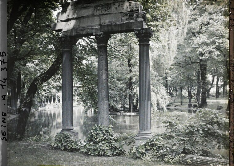 La colonnade de la naumachie du parc Monceau au bord de son bassin, autochrome ancien