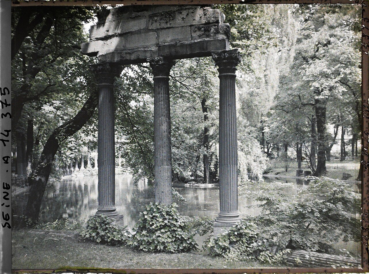 La colonnade de la naumachie du parc Monceau au bord de son bassin, autochrome ancien