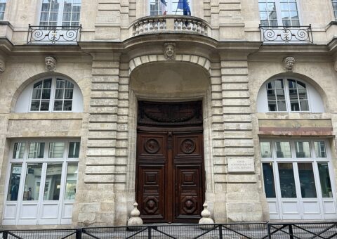 Le portail et le balcon de l'hôtel de Beauvais, siège de la cour administrative d'appel, rue François-Miron