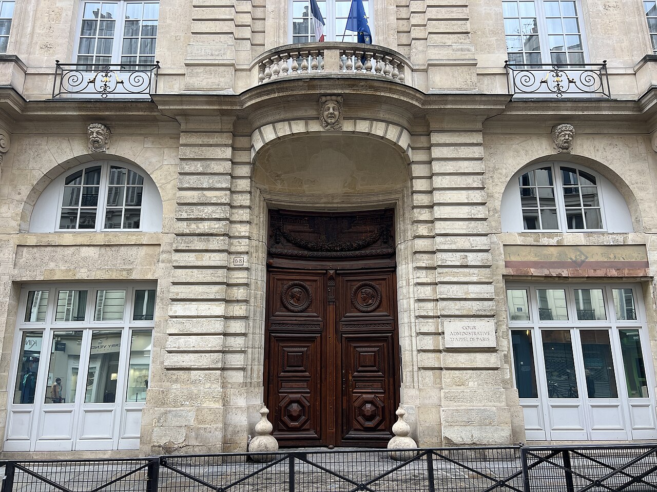 Le portail et le balcon de l'hôtel de Beauvais, siège de la cour administrative d'appel, rue François-Miron