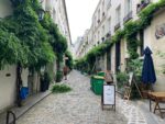 La cour Damoye pavée, ses glycines et ses anciens ateliers, entre la place de la Bastille et la rue Daval