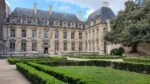 La façade sur jardin de l'hôtel de Sully et ses parterres de buis