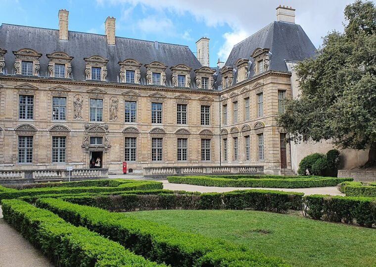 La façade sur jardin de l'hôtel de Sully et ses parterres de buis
