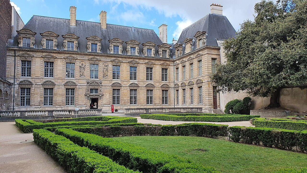 La façade sur jardin de l'hôtel de Sully et ses parterres de buis