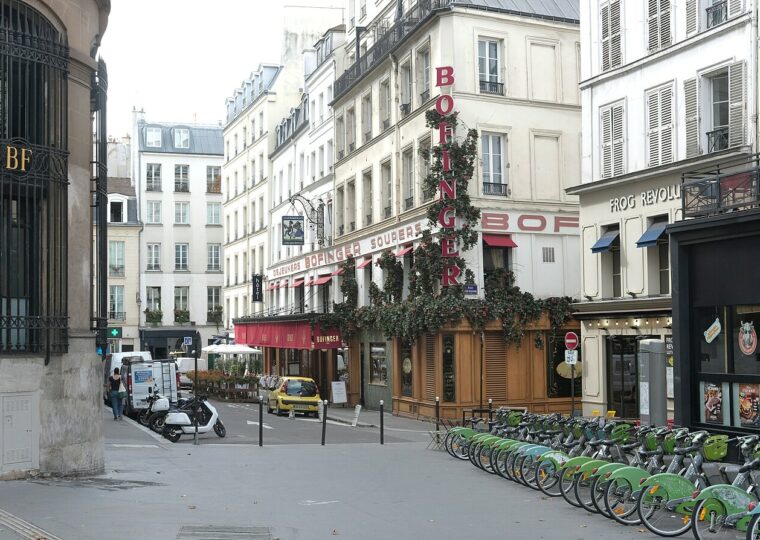 La rue de la Bastille à Paris, adresse de la Grande Brasserie