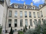 La façade de l'hôtel d'Albret vue du jardin des Rosiers, avec ses cardons en fleur