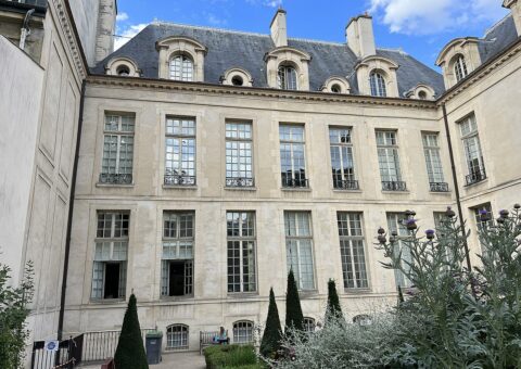 La façade de l'hôtel d'Albret vue du jardin des Rosiers, avec ses cardons en fleur