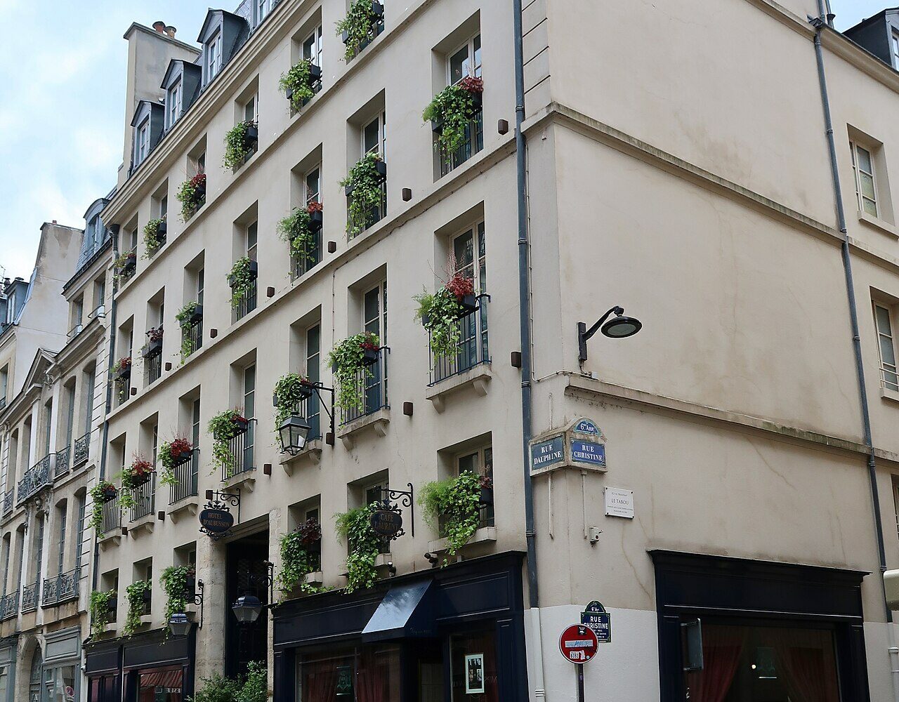 La façade de l'hôtel d'Aubusson, 33 rue Dauphine, à Paris